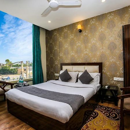 Hotel Wisteria -Main Highway Hotel Zirakpur 外观 照片