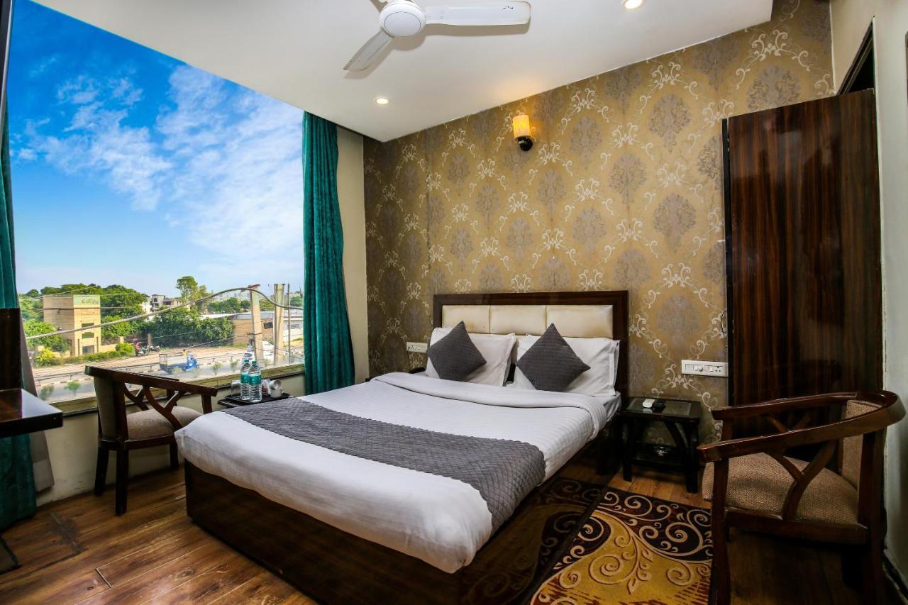 Hotel Wisteria -Main Highway Hotel Zirakpur 外观 照片